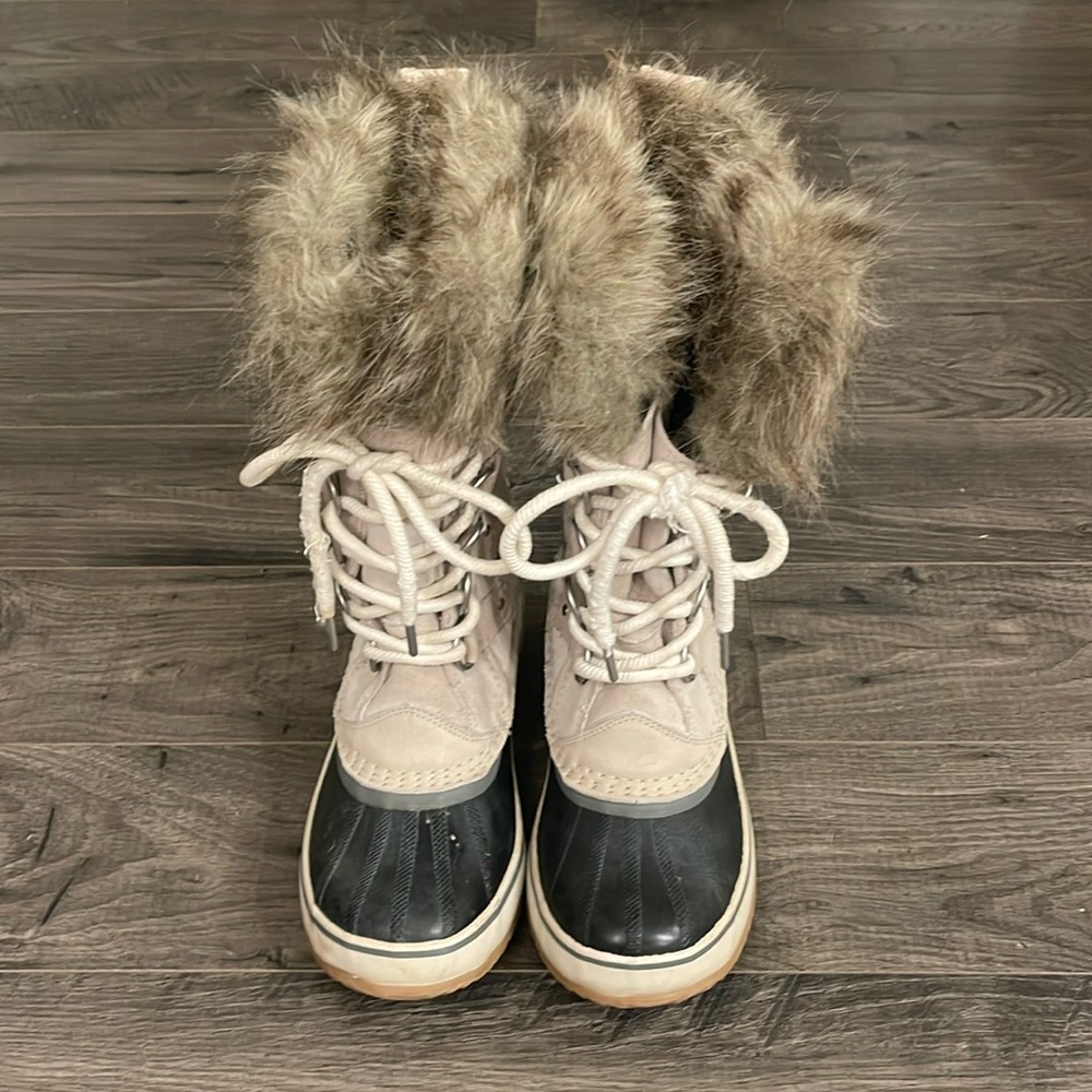 SOREL - Joan Of Arctic Waterproof Boot
Size 7 
Women’s